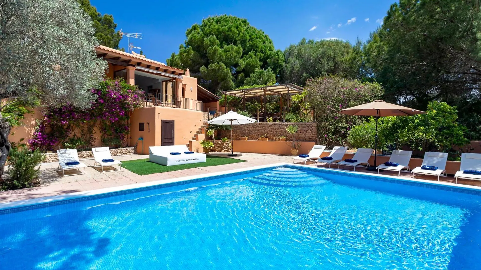 Villa In San Rafael Sleeps 12 San Antonio